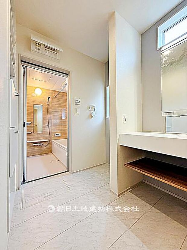 使いやすい広さの脱衣場です。洗面台と洗濯機置場がまとまり、日常生活に支障なく使える実用的な空間です。