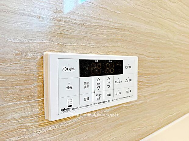 追い炊きパネル付きで、お湯の温度や量を簡単に調整可能です。家族が快適に入浴できる便利な設備です。