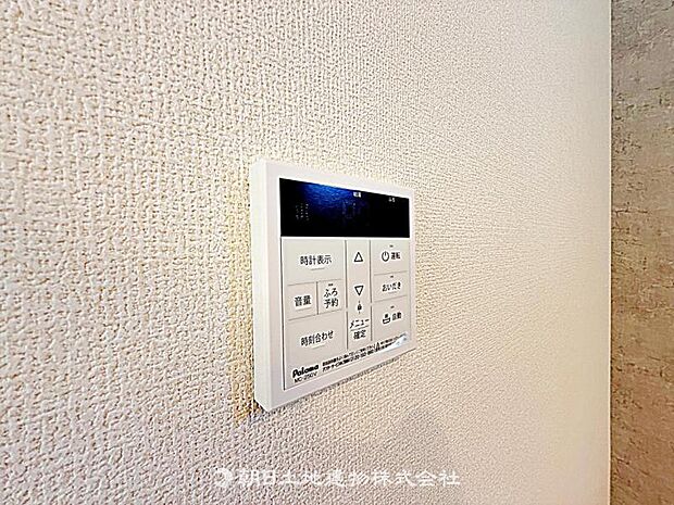 便利な浴室乾燥機があります。雨天時でも洗濯物を乾かせ、入浴後の湿気対策にも役立つ快適な浴室設備です。