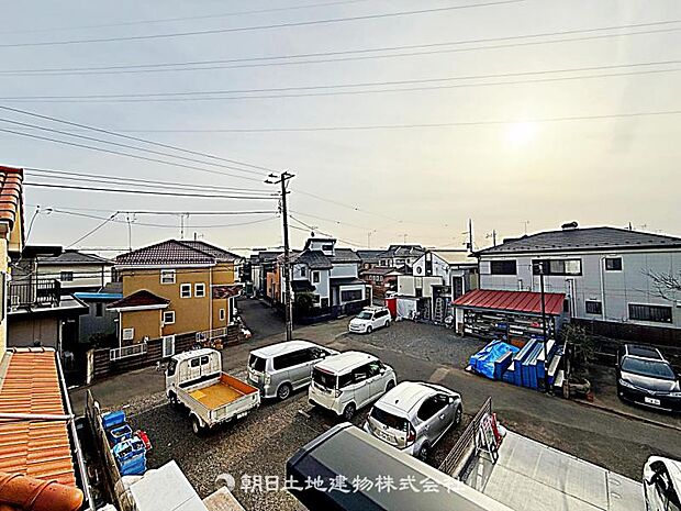 リビングやバルコニーから望む開放感のある眺望です。景色を楽しみながら、明るく快適な生活空間を確保できます。