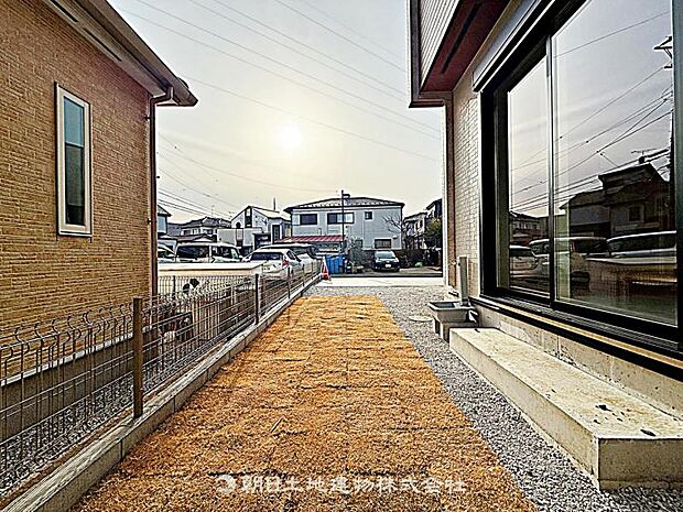 広々とした庭付きです。ガーデニングや子どもの遊び場として活用でき、家族での時間を楽しめる快適な空間です。