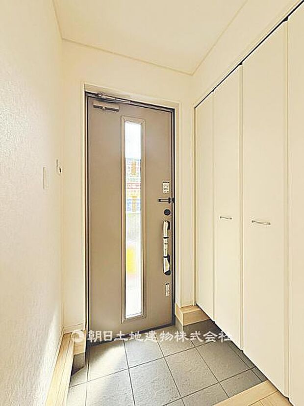 【玄関】広々とした玄関です。明るく開放感があり、靴や小物を整理できる収納も備え、家族や来客を気持ちよく迎えられます。