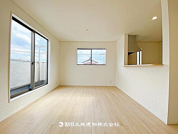 【リビング】無駄を省いたコンパクトなリビングです。掃除がしやすく、すっきりとした暮らしを求める方に向いています。