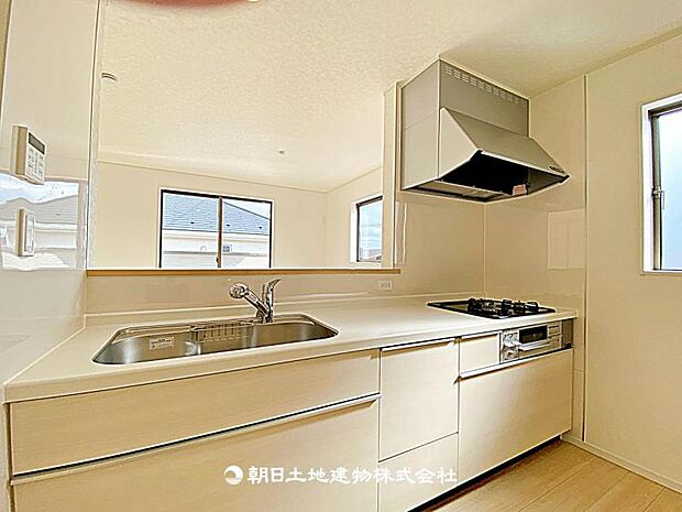 【キッチン】使い勝手の良いシステムキッチンです。調理スペースが確保されており、収納も充実した毎日の料理がしやすい設計です。