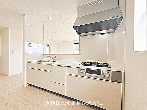 【キッチン】使い勝手の良いシステムキッチンです。調理スペースが確保されており、収納も充実した毎日の料理がしやすい設計です。