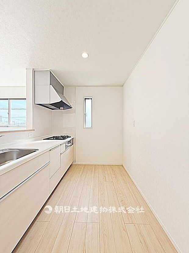 キッチン背面にゆとりのあるスペースです。冷蔵庫や収納を配置しやすく、家事動線がすっきり整います。
