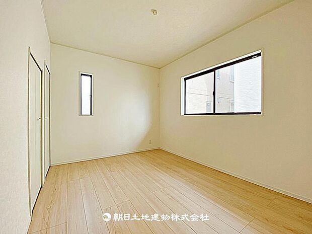 【居室】2面採光の居室空間です。採光と通風に優れ、居心地が良く、日常生活に適した空間です。