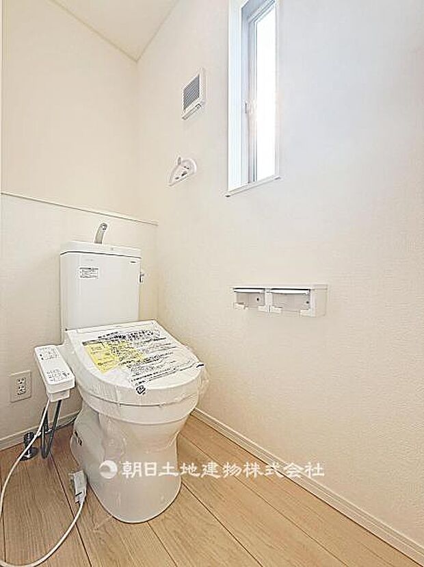 【トイレ】シャワートイレ付きのトイレです。快適性に配慮した設備で、毎日の使用を気持ちよくサポートします。