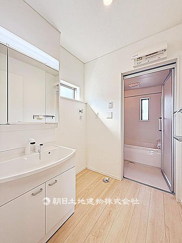 使いやすい広さの脱衣場です。洗面台と洗濯機置場がまとまり、日常生活に支障なく使える実用的な空間です。