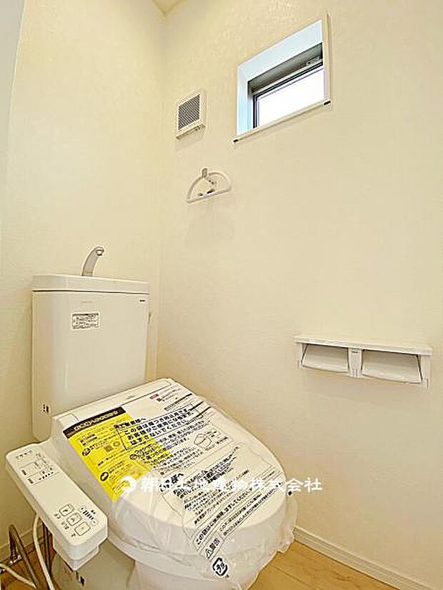 【トイレ】シャワートイレ付きのトイレです。快適性に配慮した設備で、毎日の使用を気持ちよくサポートします。