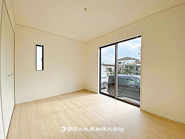 【居室】明るさを確保した居室です。日差しが届きやすく、毎日の生活を快適に過ごせる居心地の良い空間です。