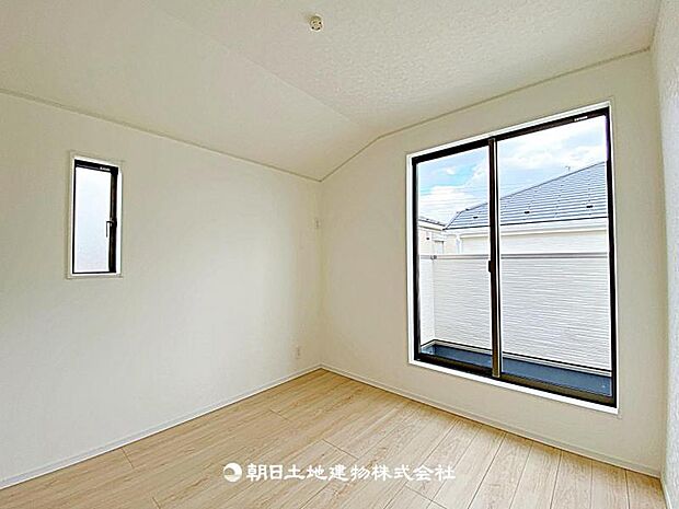 【居室】バルコニー付きの居室です。日差しが差し込み、室内を明るく保てるため、気持ちよく過ごせる空間です。