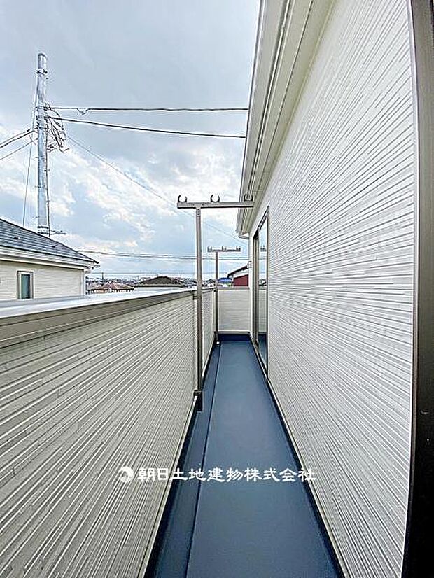 【バルコニー】快適なバルコニー付きです。陽光と風を取り入れやすく、日常生活や趣味の時間を楽しめる空間となっています。