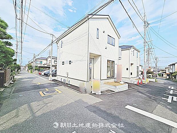 前面道路が広く、車の通行や駐車がしやすい立地です。開放感があり、快適に生活できる住まいです。