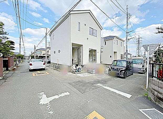 前面道路が広く、車の通行や駐車がしやすい立地です。開放感があり、快適に生活できる住まいです。