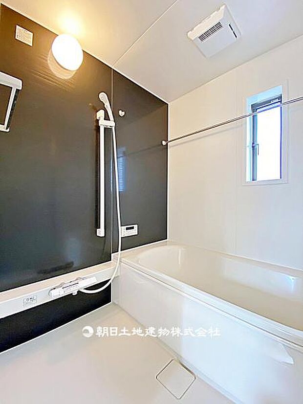 【浴室】1坪サイズを確保した浴室です。洗い場にも余裕があり、家族で使いやすい広さが魅力の空間となっています。