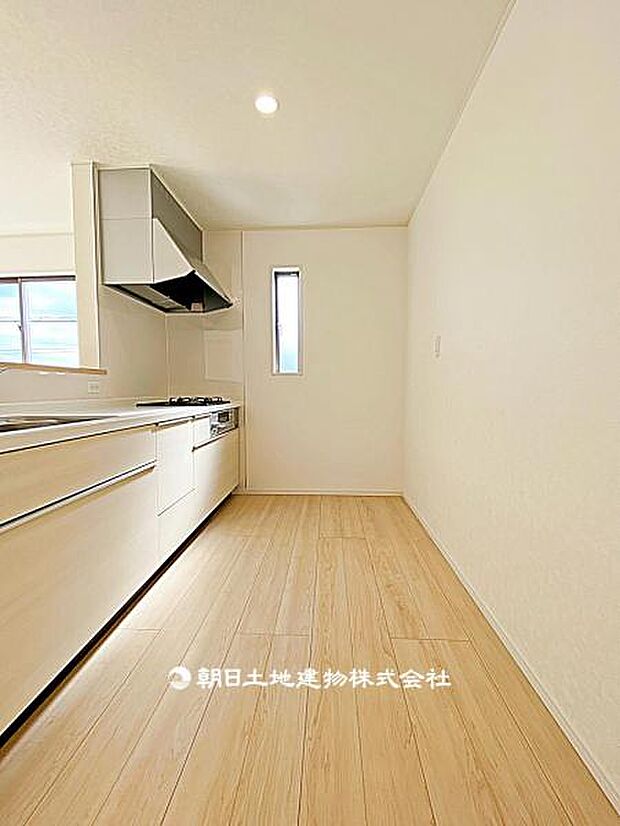 キッチン背面にゆとりのあるスペースです。冷蔵庫や収納を配置しやすく、家事動線がすっきり整います。