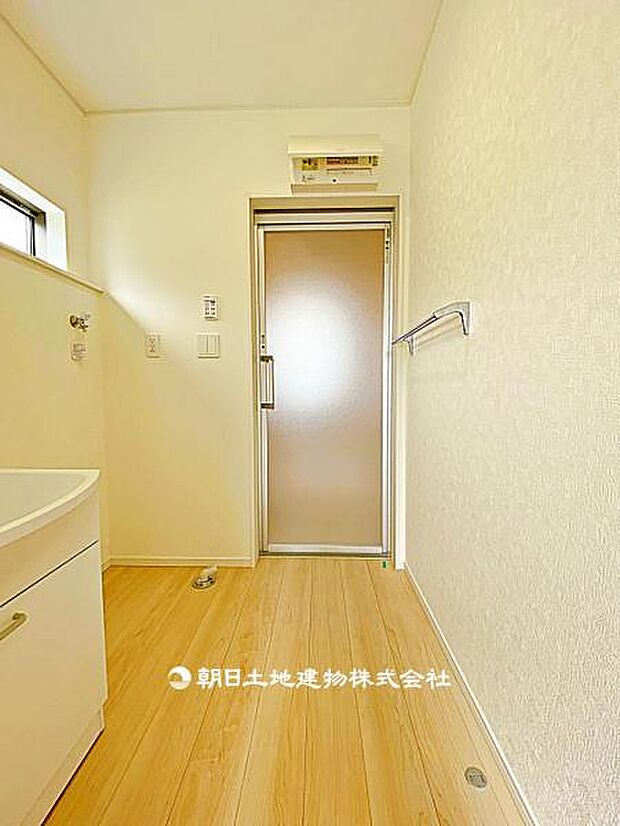使いやすい広さの脱衣場です。洗面台と洗濯機置場がまとまり、日常生活に支障なく使える実用的な空間です。