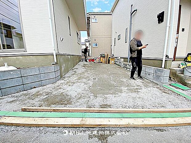 【駐車場】駐車場に加え、自転車も置けるスペースがあります。家族の車や自転車を整理でき、生活動線も快適な空間です。