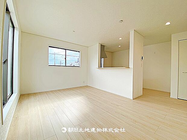 【リビング】空間分けしやすいリビングです。ダイニングと視線が分かれるため、落ち着いて過ごせる配置となっています。