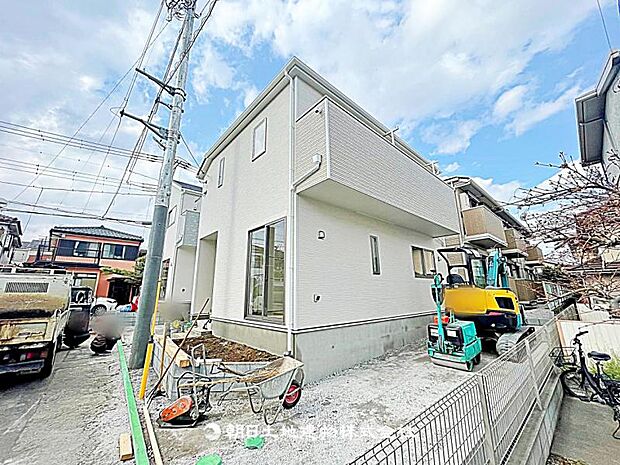 現在建築中の現場で工事進行中です。現地写真（2026年3月27日撮影）をご覧ください。