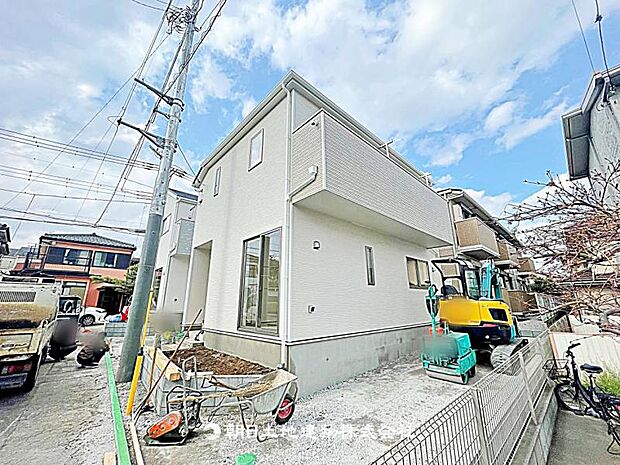 現在建築中の現場で工事進行中です。現地写真（2026年3月27日撮影）をご覧ください。