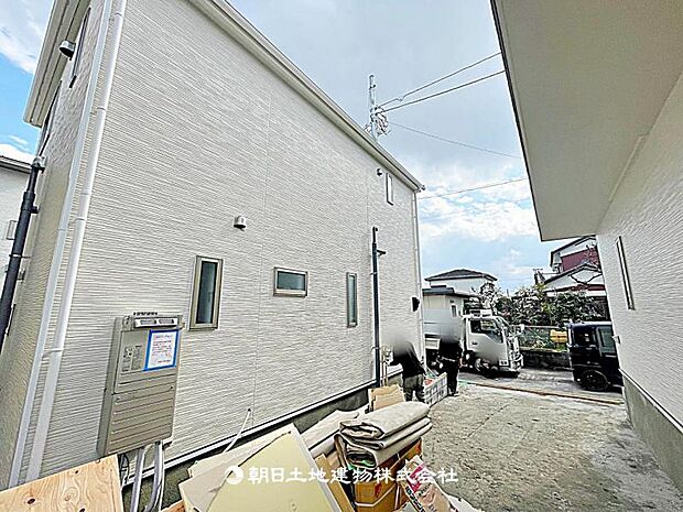 現在建築中の現場で工事進行中です。現地写真（2026年3月27日撮影）をご覧ください。