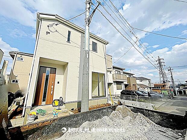 現在建築中の現場で工事進行中です。現地写真（2026年3月27日撮影）をご覧ください。