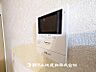 設備：便利なTVモニター付きインターホンです。来客を画面で確認でき、安心して応対できる、防犯性の高い設備です。