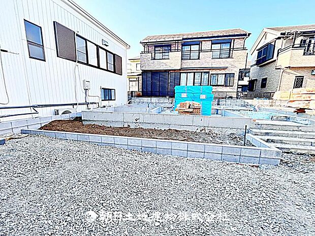 現在建築中の現場で工事進行中です。現地写真（2026年2月13日撮影）をご覧ください。