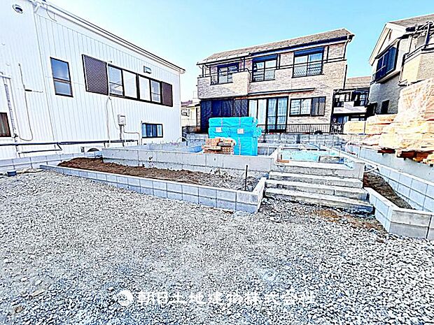 現在建築中の現場で工事進行中です。現地写真(2026年2月13日撮影)をご覧ください。
