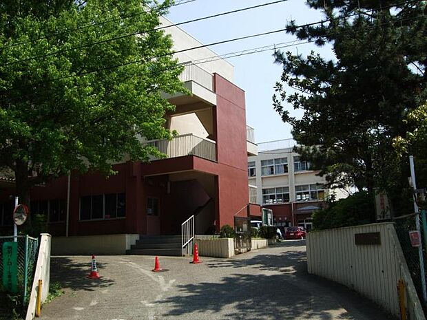 狭山市立狭山台中学校まで徒歩11分　945ｍ！通学に便利で安心。静かで落ち着いた環境で、毎日の通学も快適です。