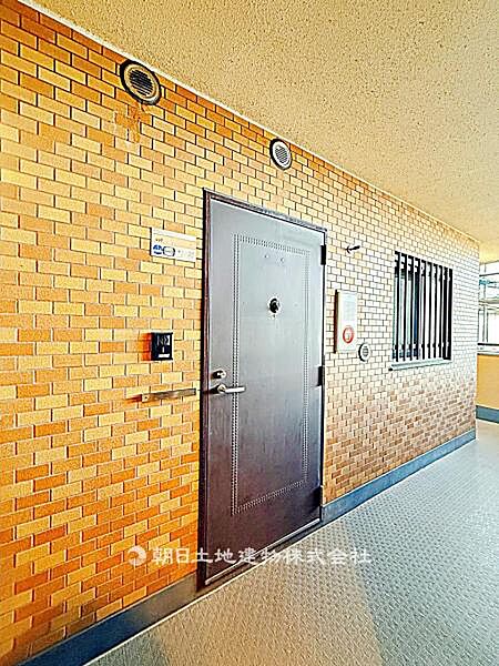 【玄関】外観と調和した外玄関スペース。シンプルで使いやすく、家族や来客を気持ちよく迎えられる住まいの入口です。　　