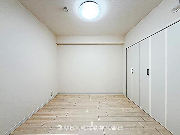 省スペースながら実用性のある居室です。必要な家具を配置しやすく、無駄なく使える空間です。