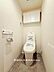 トイレ：清潔感のあるトイレ空間です。シンプルな仕様でお手入れもしやすく、日常使いに安心して使える設備です。