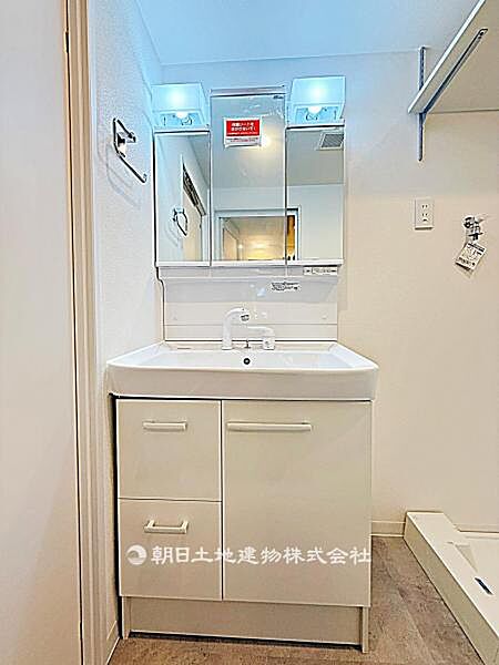 収納力のある3面鏡付き洗面台です。身支度がしやすく、洗面用品もすっきり片付けられる実用的な空間です。