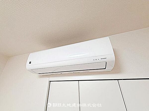 エアコンを設置済み。季節を問わず快適な室内環境を保ち、一年を通して心地よくお過ごしいただけます。