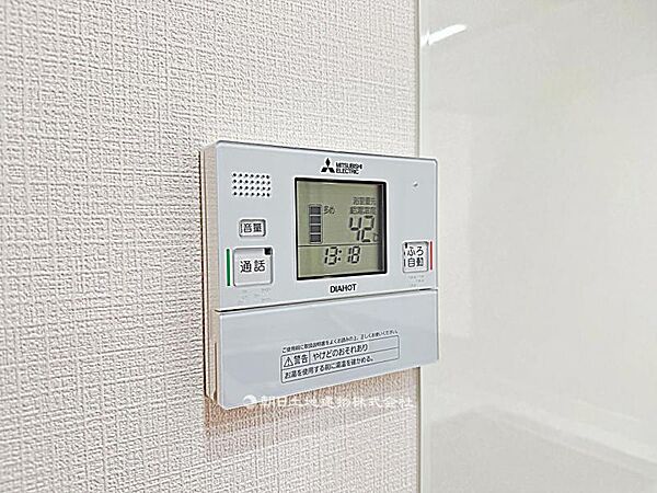 給湯器パネルが設置されています。お湯の温度や設定が簡単に操作でき、毎日の入浴や家事が快適に行える設備です。