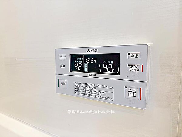 追い炊きパネル付きで、お湯の温度や量を簡単に調整可能です。家族が快適に入浴できる便利な設備です。