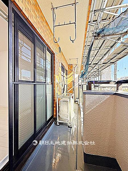 バルコニー付きの住まいです。日差しが差し込み、風通しも良く、洗濯やおうち時間を快適に過ごせます。