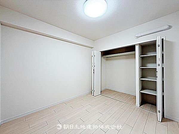 大容量の収納スペースです。季節物や家族の荷物もまとめて整理でき、生活空間を快適に保てます。