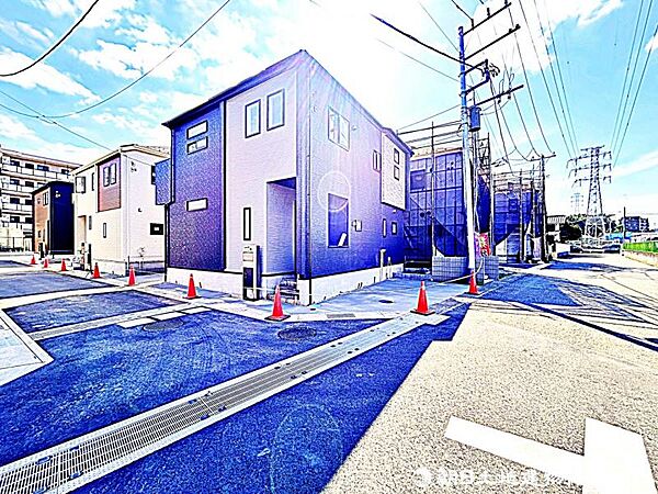 前面道路が広く、車の通行や駐車がしやすい立地です。開放感があり、快適に生活できる住まいです。