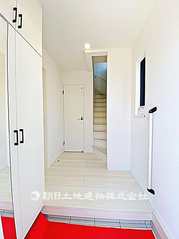 使いやすい玄関です。収納があり、靴や小物をきちんと整理でき、家族も来客も気持ちよく使える空間です。