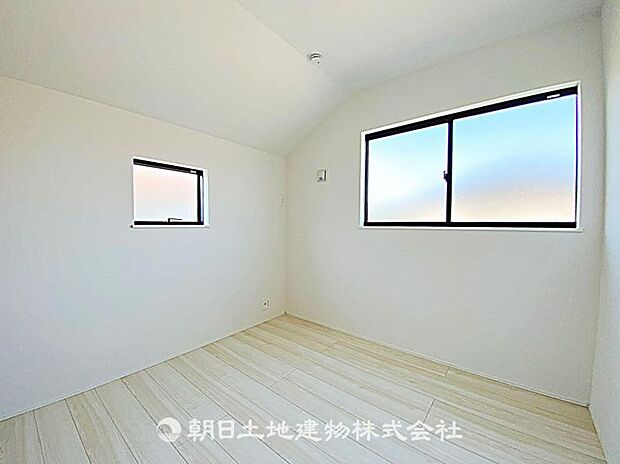 2面採光で明るく風通しの良い居室です。自然光が差し込み、居心地の良い快適な空間となっています。