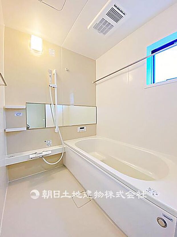 清潔感のあるユニットバスです。浴室と洗面が一体となっており、掃除がしやすく日常使いに便利な仕様です。