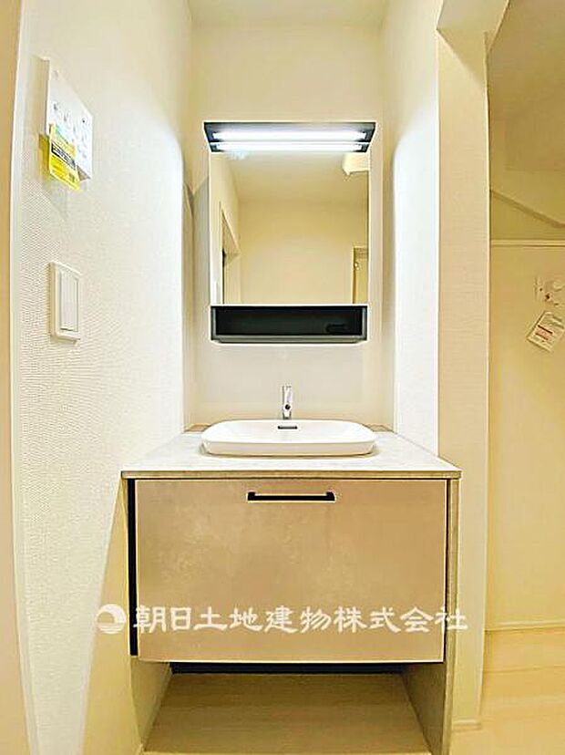 シンプルな洗面台を設置しています。必要な機能がまとまっており、日常使いに十分な実用性のある仕様です。