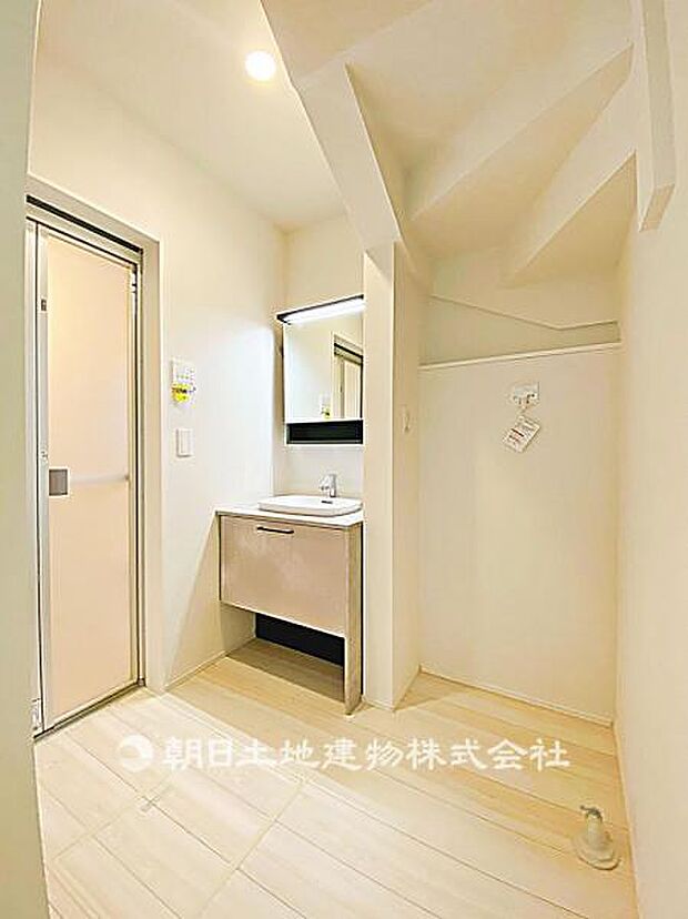 ゆとりのある広い脱衣所です。着替えや身支度がしやすく、洗濯作業もゆったり行える使い勝手の良い空間です。