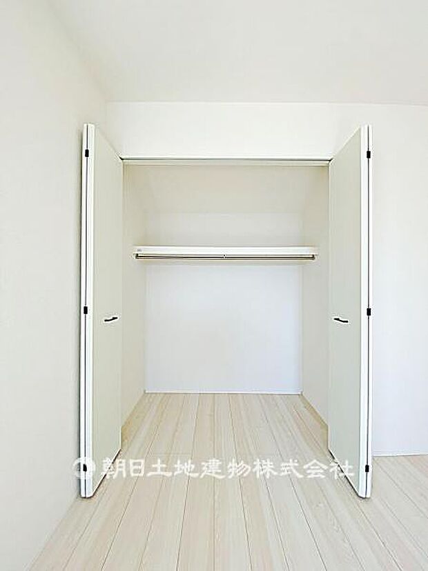たっぷり収納できるスペースです。衣類や小物を整理しやすく、居室を広く使える快適な設計となっています。