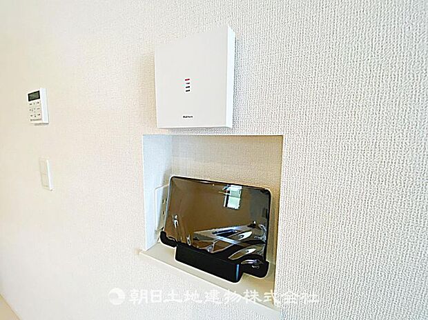 TVモニター付きインターホンとして使えるタブレットです。来客を画面で確認でき、安心して応対できる、防犯性の高い設備です。