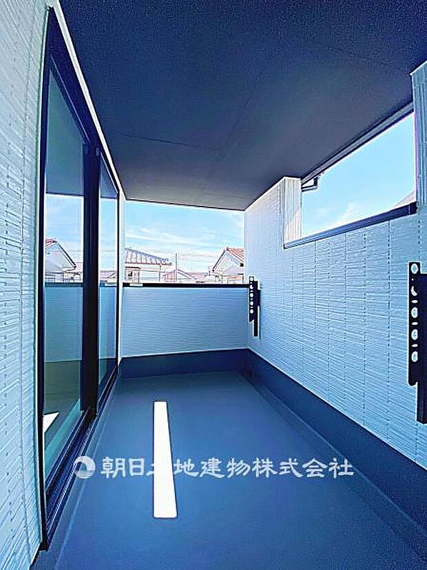 天候に左右されにくいインナーバルコニーです。洗濯物や布団を干すだけでなく、くつろぎのスペースとしても活用できます。
